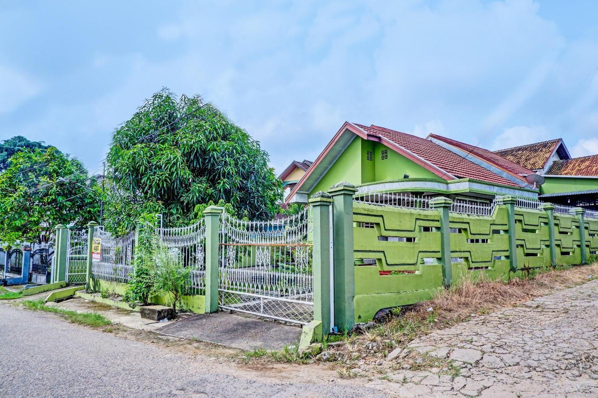 Spot On 91980 Kost Beringin 4 Hotel Jambi Exterior photo